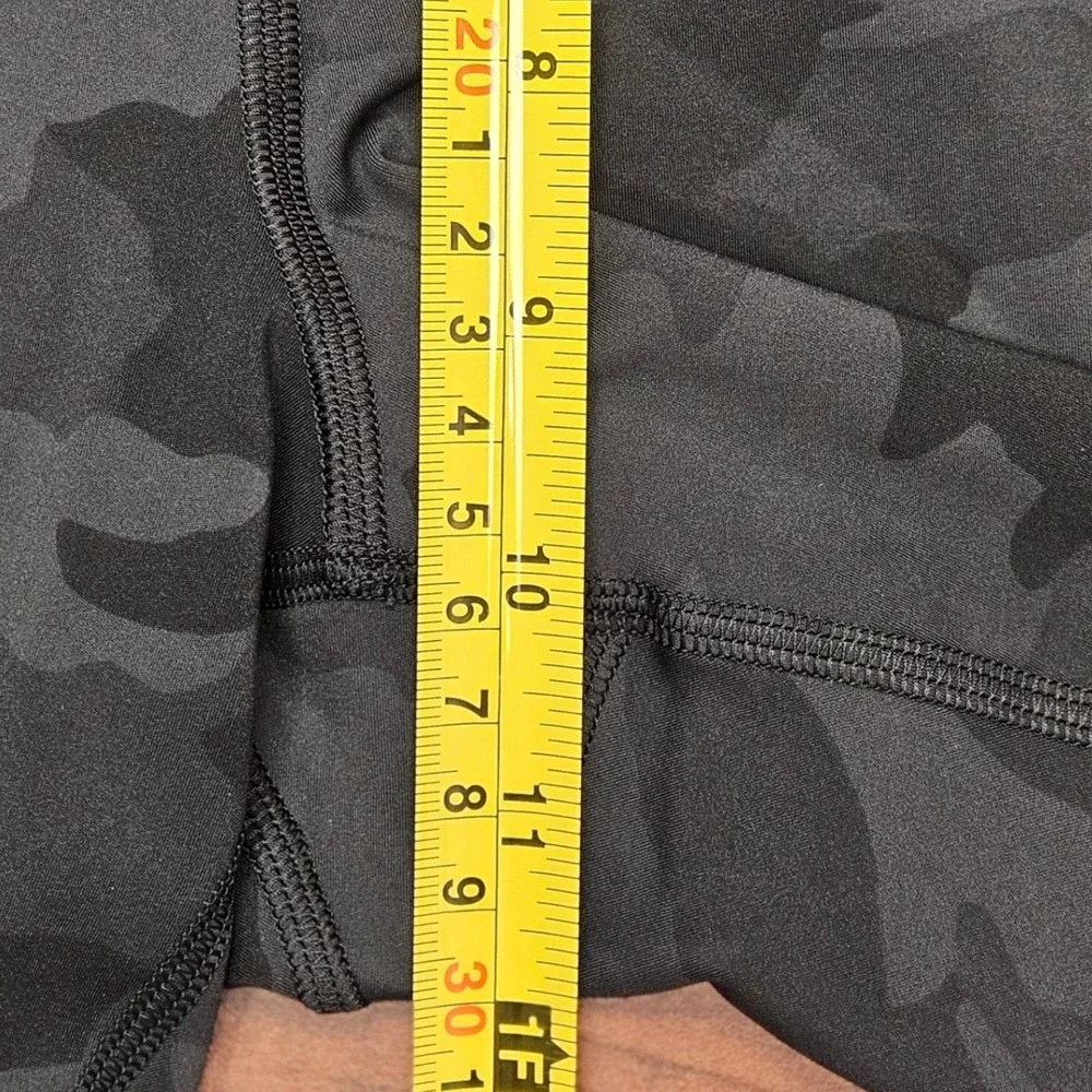 Lululemon Fast and Free Shorts Womens 16 Gray Camo 8 Inch Inseam Yoga Athleisure
